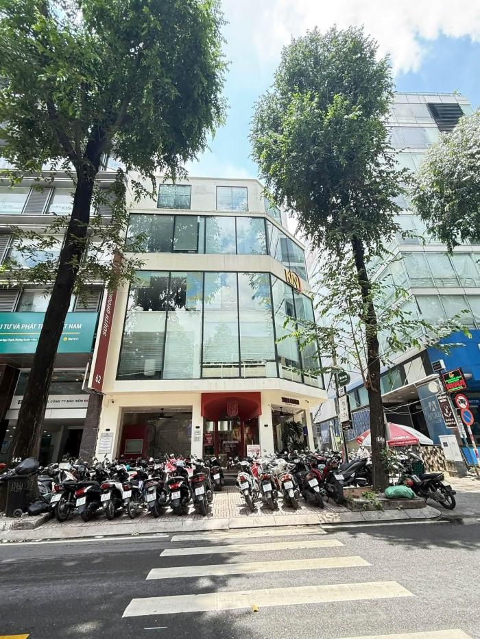 Tòa nhà cho thuê góc 2 mặt tiền 62 Phạm Ngọc Thạch Quận 3